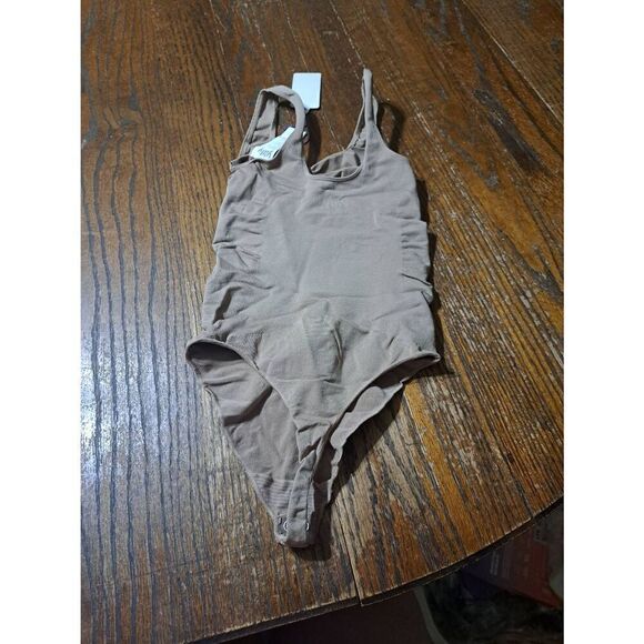 New XS-S Fabletics Yitty Moody Bitc Taupe Nearly Naked Shaping Thong Bodysuit - Picture 8 of 8